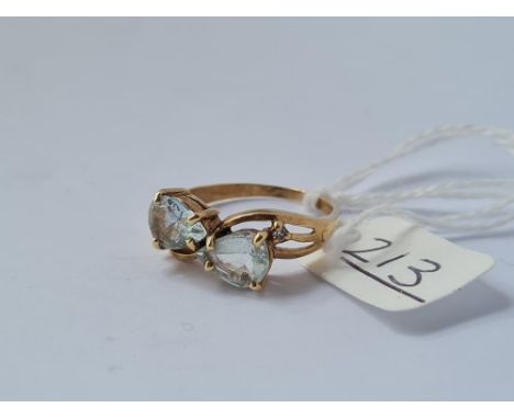 An aquamarine ring with 2 stones in 9ct - size P - 2.9gms