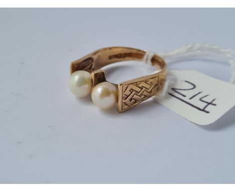 A two pearl ring in 9ct - size M - 3.6gms