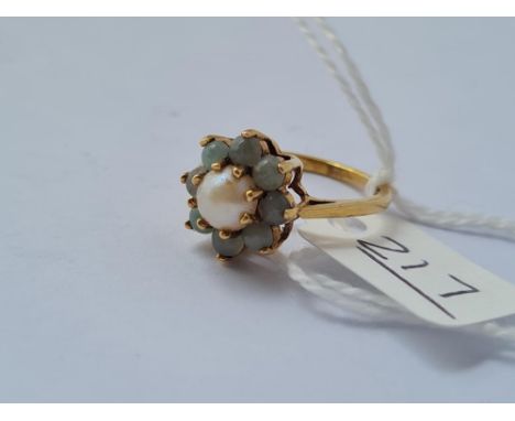 A green stone &amp; pearl ring in 9ct - size J - 2.6gms 