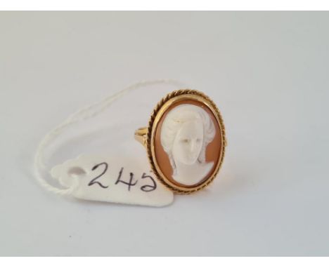 A cameo ring in 9ct - size O 