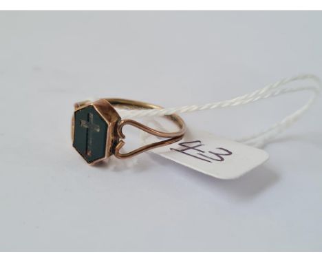 An engraved agate cross ring in 9ct - size S - 1.7gms