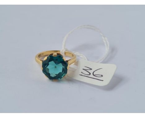 A green stone ring in 18ct gold - size L - 4.5gms
