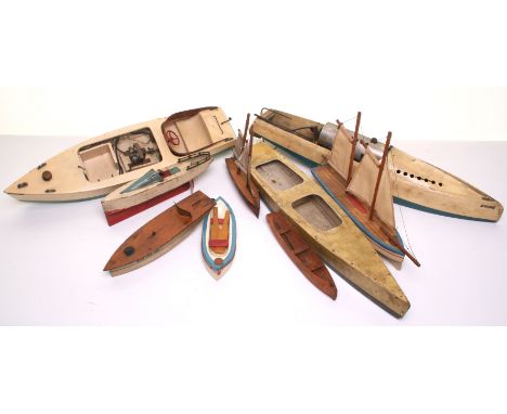 Collection of wooden pond boats, including Bowmans steam fired speed boat Snipe, 23” 58.5cm) long, Tri-ang III super speed bo