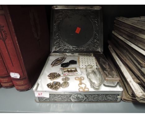 A selection of vintage trinkets and costume jewellery