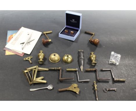 A QUANTITY OF VARIOUS COLLECTABLES TO INCLUDE LONGCASE CLOCK WINDING HANDLES, BOXED WEDGWOOD CUFFLINKS ETC