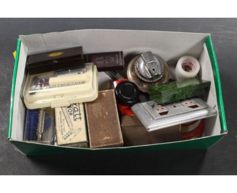 A QUANTITY OF COLLECTABLES TO INCLUDE BRAHMA CUTTHROAT RAZOR, SAFETY RAZORS, TABLE LIGHTER ETC