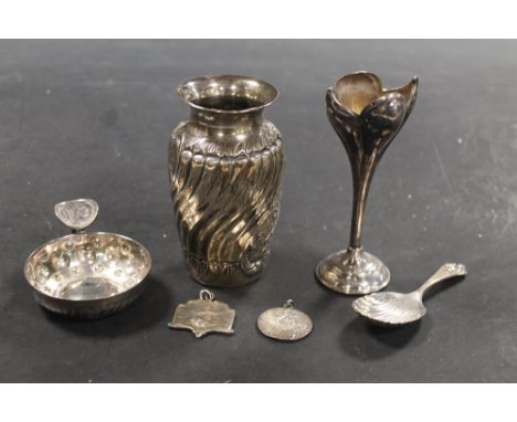 A SMALL COLLECTION OF SILVER AND WHITE METAL ITEMS TO INCLUDE CADDY SPOON, DRINKING VESSEL, MEDALLIONS AND TWO VASES