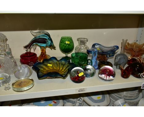 A QUANTITY OF DECORATIVE 20TH CENTURY GLASS, to include Wedgwood animals - some damaged, paperweights including Caithness Moo