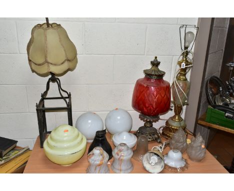 TWO VINTAGE TABLE LAMPS AND A GROUP OF ASSORTED GLASS SHADES, comprising a large green onyx and gilt lamp, height 68cm to top