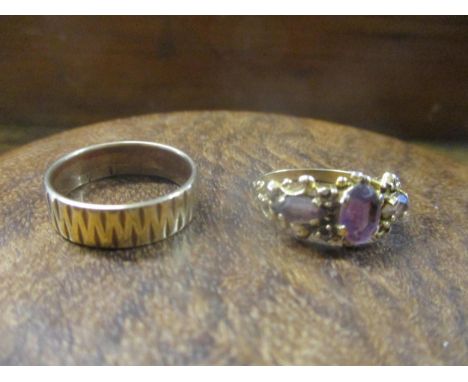 A 9ct gold band with textured mid-century design, London 1963, and a 9ct gold and amethyst ring (4 small stones deficient), t