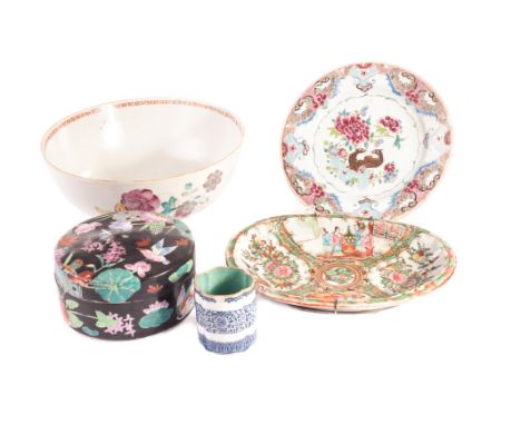 Five pieces of assorted Chinese porcelain, including a Famille Rose plate and bowl, a Famille Noir cylinder box and cover, a 