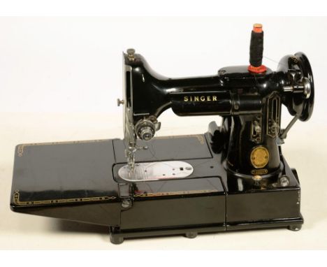 A SINGER, SERIAL 222K,  'VINTAGE'  FEATHERWEITGHT POORTABLE SEWING MACHINE 