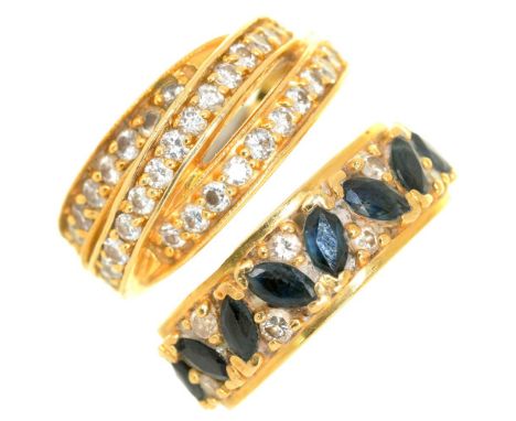 A DIAMOND THREE ROW ENTWINED RING IN GOLD, UNMARKED, AND A DIAMOND AND SAPPHIRE RING IN GOLD MARKED 18K, 15G, SIZES K - L++LI