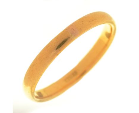 A GOLD WEDDING RING, MARKED 22CT, 5G, SIZE W++LIGHT WEAR CONSISTENT WITH AGE 