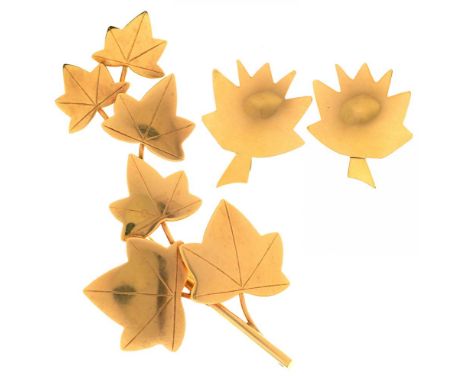 A 9CT GOLD IVY LEAVES BROOCH BY GEOFFREY BELLAMY FOR IVAN TARRATT, 1962, 8 CM L, AND A PAIR OF GOLD SCREW BACK LEAF EARRINGS 