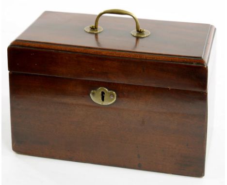 A GEORGE III MAHOGANY TEA CADDY WITH BRASS HANDLE, 24CM L