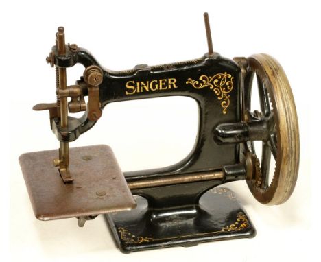 A SINGER MEDIUM 1900S VINTAGE CAST IRON TOY SEWING MACHINE, SINGER TRADE MARK