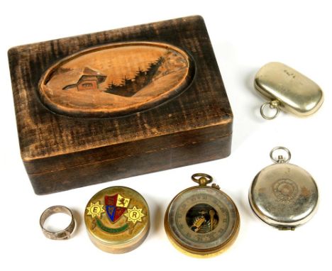 MISCELLANEOUS ARTICLES IN A CARVED WOODEN BOX, INCLUDING AN ELIZABETH II SILVER BUCKLE RING, BIRMINGHAM 1977, SIZE V, A BRASS