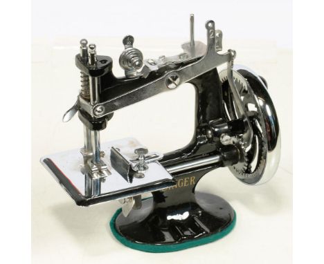 SINGER K 20 MODEL 1950/60S SEWING MACHINE, TRADITIONAL VALUE SERIES, COMPLE AND ORIGINAL IN BOX WITH MANUAL, NEVER USED