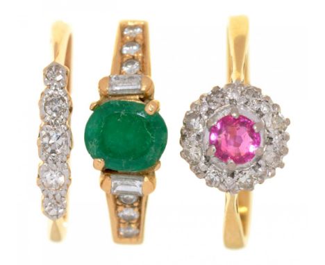 A FIVE STONE DIAMOND RING IN GOLD MARKED 18CT PLAT, A RUBY AND DIAMOND RING IN GOLD MARKED 18CT AND AN EMERALD AND DIAMOND RI