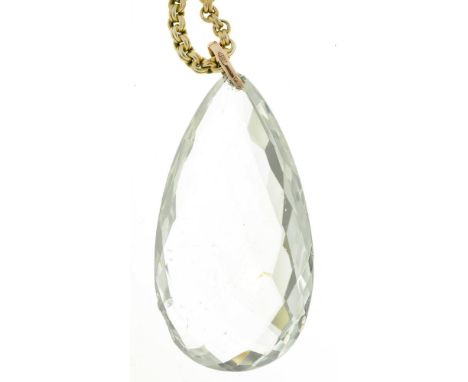 A PEAR SHAPED ROCK CRYSTAL PENDANT ON A GOLD COLOURED METAL CHAIN WITH A GOLD PLATED CLASP, CHAIN 16.5G++LIGHT WEAR CONSISTEN