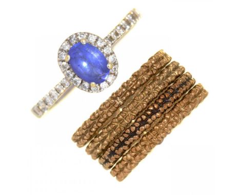 A SAPPHIRE AND DIAMOND RING IN 18CT WHITE GOLD, 3G, SIZE R, AND FOUR 9CT GOLD RINGS, 5.5G, SIZE M++LIGHT WEAR CONSISTENT WITH