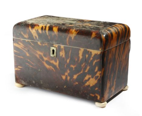 λ An early Victorian tortoiseshell tea caddy, inlaid with pewter stringing, the hinged lid with a vacant plaque revealing an 