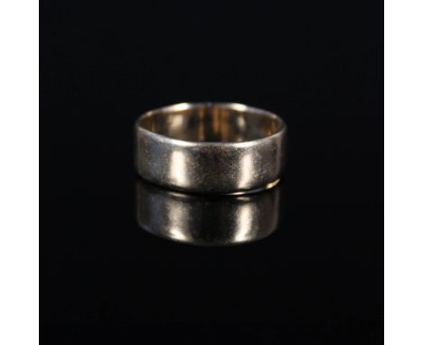 A 9ct gold wedding band, size R