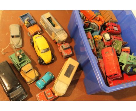 A COLLECTION OF DIE CAST TOY CARS TO INCLUDE DINKY AND CORGI EXAMPLES