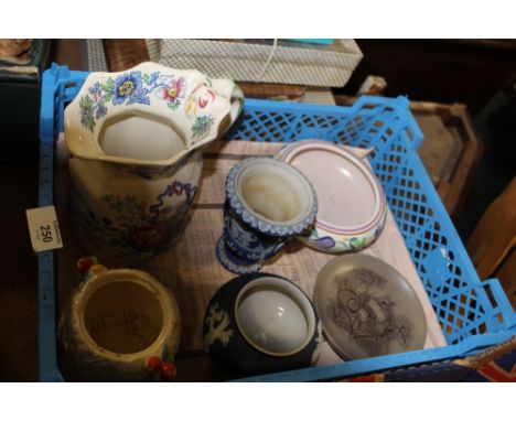 A SMALL TRAY OF CERAMICS TO INCLUDE A CLARICE CLIFF CELTIC HARVEST SUGAR BOWL, WEDGWOOD JASPERWARE ETC