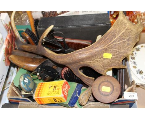 A TRAY OF COLLECTABLES TO INCLUDE ANTLER, COMPASS, GLOVE STRETCHES ETC