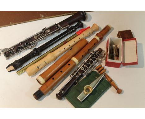 A COLLECTION OF WOODWIND INSTRUMENTS TO INCLUDE A CLARINET - MAKERS STAMP INDISTINCT, A GOLDING AND CO EXAMPLE ETC