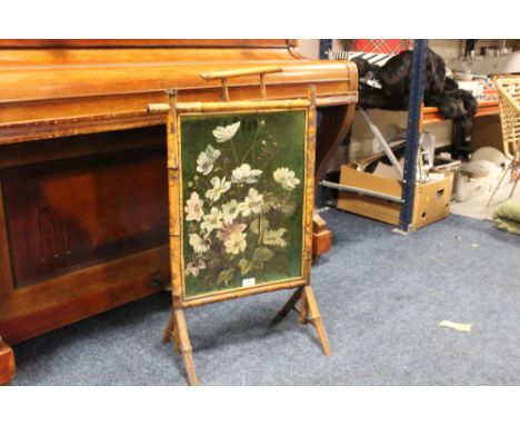 A VINTAGE BAMBOO FIRE SCREEN WITH A GREEN GLAZED FLORAL PANEL H-82 CM