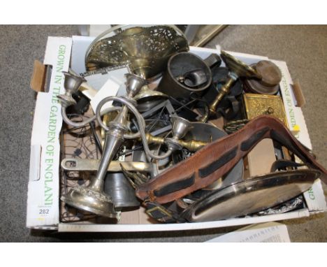 A TRAY OF VINTAGE METALWARE TO INCLUDE COOKING PANS, BRASS COATED TEA CADDY ETC. 