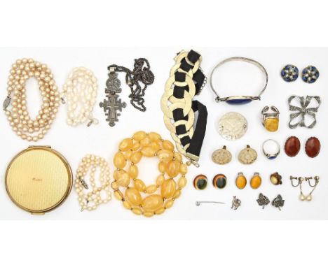 Miscellaneous costume jewellery, to include a lapis lazuli and silver bangle and other silver articles, gold plated compact, 