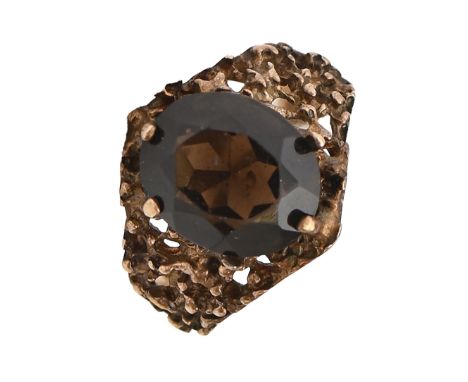 A garnet ring, in 9ct gold and a 9ct gold locket, 10.5g, ring size K (2)  Both with slight wear and scratches
