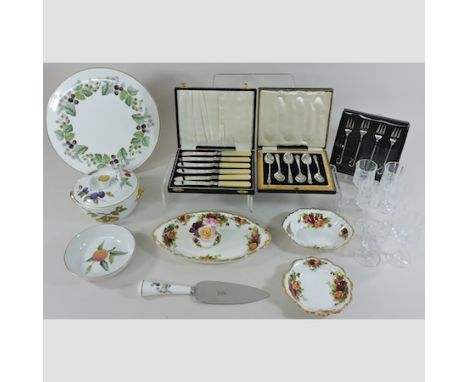 A collection of china, to include a Royal Worcester cake stand and serving knife, boxed, a Worcester bowl and Old Country Ros