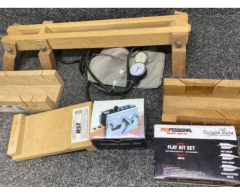 Mixed lot comprising of Carpenters bench hook, Mitre box, doweling jig &amp; professional flat bit set etc, also includes ALP