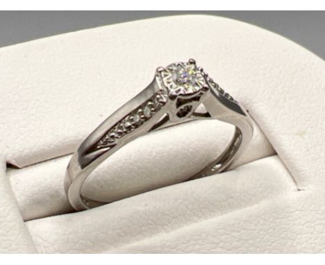 Ladies 9ct white gold diamond ring. Comprising of a diamond set in centre and 3 diamonds set each side. 1.5g size K