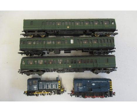 Lima three car D.M.U. in B.R. green, Class 08 in B.R. blue and Class 03 in B.R. blue, F-G (Est. plus 21% premium inc. VAT)