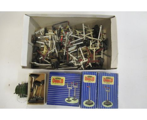 Hornby Dublo signals including colour light types and switches, some items boxed, F-G (Est. plus 21% premium inc. VAT)