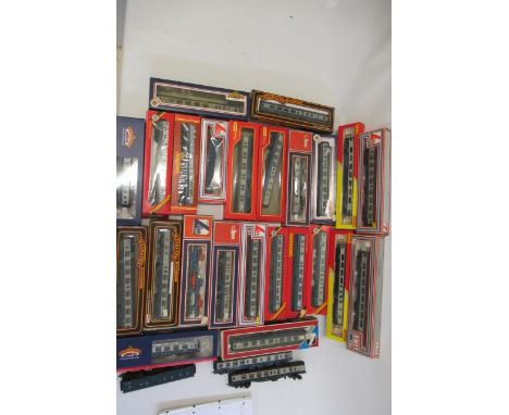 Twenty four B.R. blue passenger coaches by Hornby, Fleischmann and Lima, boxed, F-G, and a lue oack van (Est. plus 21% premiu