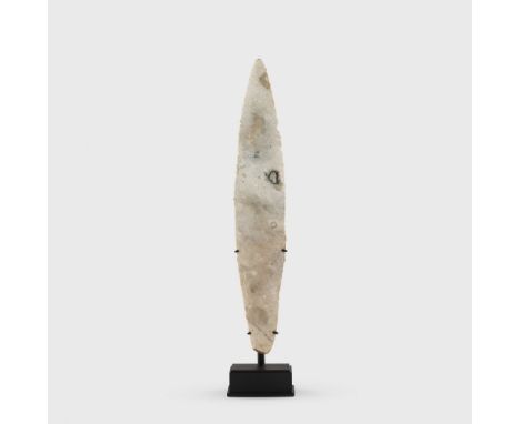 NEOLITIHIC FLINT DAGGER TYPE I. SOUTHERN SCANDINAVIA, C. 2350 B.C. knapped light grey flint, of lanceolate form, tapering to