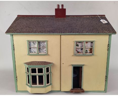 A vintage dolls house plus a tub of dolls house furniture, 25 1/2" long