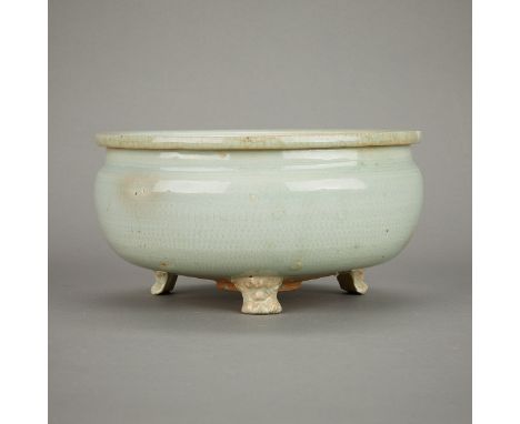 Chinese Longquan celadon tripod ceramic pottery bowl. With decorative feet and a partially unglazed interior. Carefully incis
