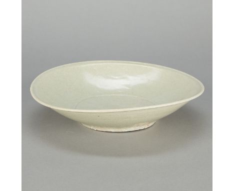 Chinese Ming dynasty ceramic charger or dish with a pale celadon glaze. Incised decoration along the interior of the dish.Hei