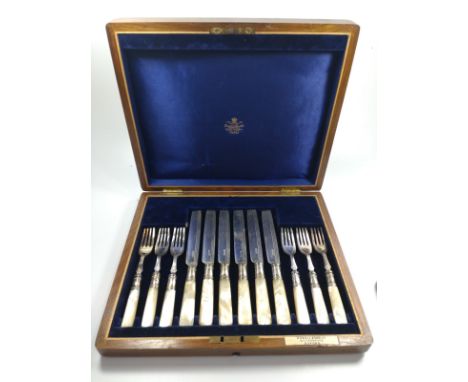 A cased single knife with silver blade Sheffield 1920 on Mother of Pearl handle, together with a boxed set of tea knives and 