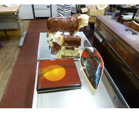 2 Melbaware type cattle figures, Poole fish plate and Allen Clarke studio abstract plaque