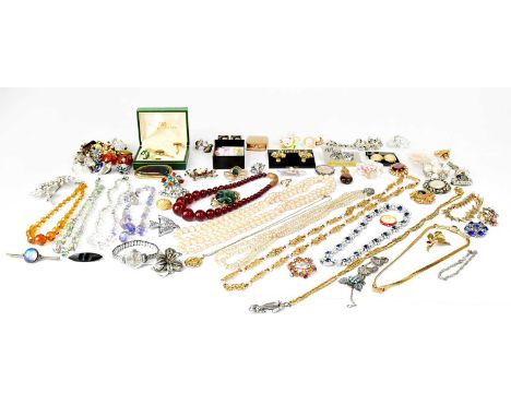A quantity of mainly vintage costume jewellery, to include a Ciner diamanté floral necklace, brooches including a butterfly w