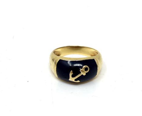 An 18ct gold and enamel ring depicting an anchor, size O. 